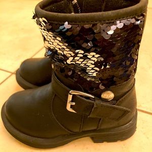Toddler boots size 7t excellent condition by Nichole Miller! Only worn once
